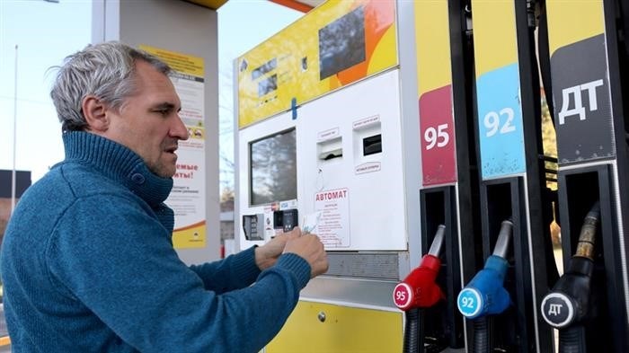 Что говорят в правительстве о снижении цены на бензин в России