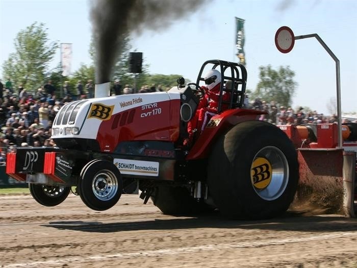 Как возникли гонки на тракторах по бездорожью