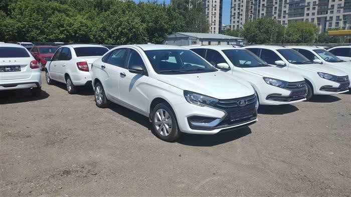 Lada Vesta стала дороже китайского аналога с автоматом