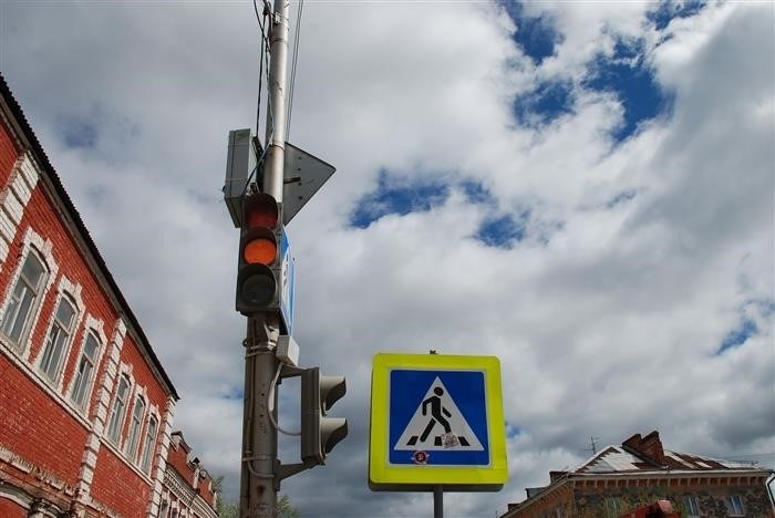 Камеры фиксации нарушений позволяют штрафовать водителей за проезд на желтый сигнал светофора