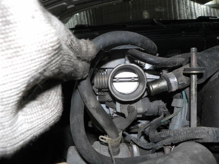 Почему и когда требуется чистка дроссельной заслонки карбюраторного двигателя?