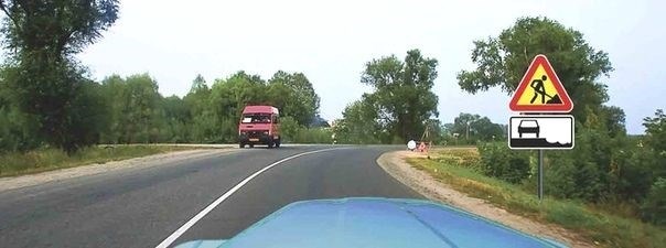 Допускается ли движение автомобилей по тротуарам или пешеходным дорожкам?