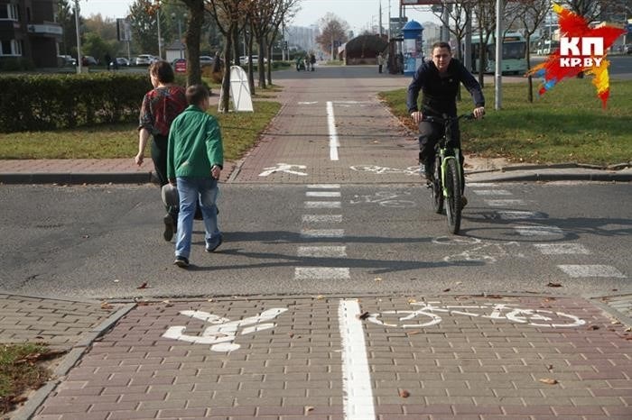 Как пешеход может передвигаться по велосипедной дорожке?