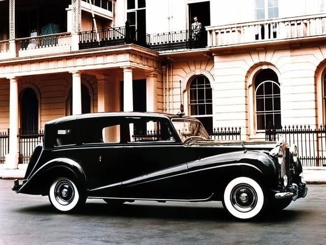 Какую машину подарила английская королева Брежневу?
