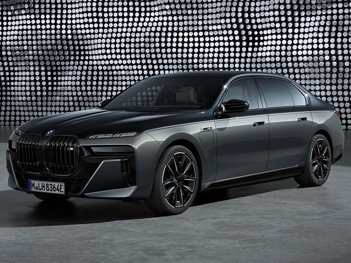 BMW iX – 11 355 000 рублей