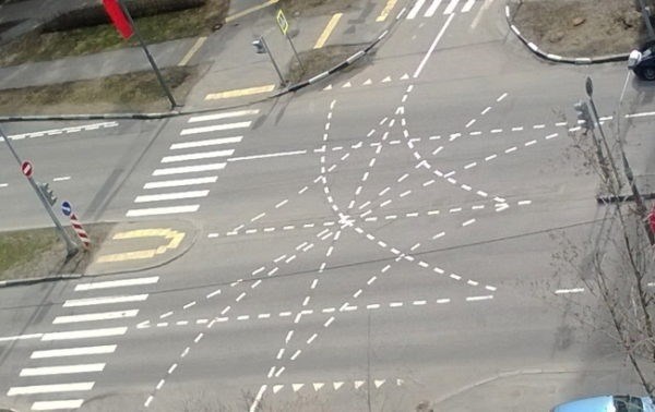 Как правильно понимать прерывистые линии на перекрестках?