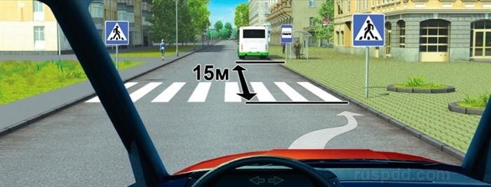 Кто из водителей, выполняющих поворот, должен уступить дорогу пешеходам?